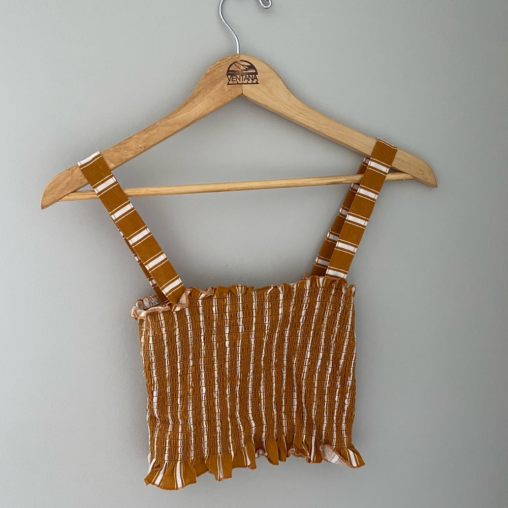 Fitted cropped tank top.